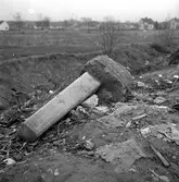 Nerskräpad kyrkogård.
11 april 1959.