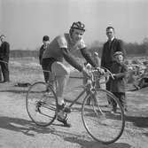 Premiär på cykel. 
27 april 1959.