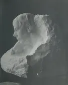 Skulptur av John Runer. 