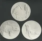 Skulpturer av John Runer.  Diverse jetonger med djur motiv.