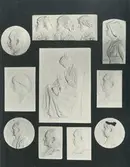 Skulpturer av John Runer.  F. V. Schéele 1911. Stina, Karin och Helga Engwall 1910. Eve von Schéele 1911. Fru Ina Wijk 1918. Plakett kopia efter Charpentier 1913. Baron Louis de Geer 1916. Fru Ch. von Schéele 1897. Kontraktsprosten J. A Petri 1910. Godsägare Alb. Hagströmer 1911. Carl Runer (min far) 1897.