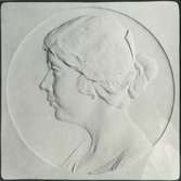 Skulptur av John Runer. Fru Gertrud Leffler 1922.