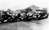 Brandkåren på Stora torget med fyra brandbilar: Från vänster: P4621 Chevrolet 1927, P2630 Volvo 1936 (kallad 