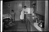 Kvinna kokar kaffe i kök