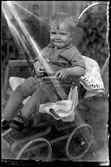Pojke i sittvagn