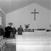 Jordbrukare bygger egen kyrka. 
15 juni 1959.