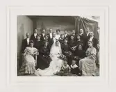 Gäster samt brudpar vid vad som tros vara Dina Boströms bröllop.