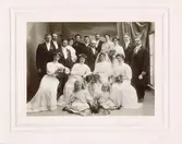 Gäster samt brudpar vid vad som tros vara Hildegard Svenssons bröllop, ca 1910.