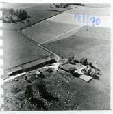 Skultuna sn, Västerås, Forsby.
Flygfoto över gård 1 km NV om Forsby, 1970.