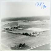 Skultuna sn, Västerås, Nackby.
Flygfoto över Södra och Norra Nackby, 1970.