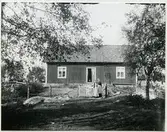 Skultuna, Västerås, Hägervallen 10.
Parstuga i Nygårds mosse.