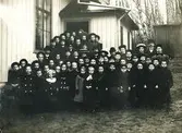 Söndagsskolan och Kållereds Misionsförsamling cirka 1910 - 15. I bakgrunden ses Missionshuset som 1923/24 ersattes av Kållereds Missionskyrka (nuvarande Ekenkyrkan). Söndagsskollärare till höger med skägg Emil Johansson (född 1855 Alegårdsslätt), sonen Gustav i kubb (1886-1977), Ida Eriksson (gift Bengtsson, Bölet), okänd dam i stor hatt, okänd man i kubb samt Ester Eriksson (1891-1965, gift Nyberg, Bölet).