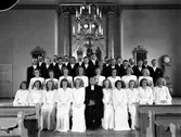 Prästen Gustav Grände (i mitten) med konfirmander i Tvååkers kyrka 1945. Från vänster sittande: Barbro Johansson, Inga Johansson, Solveig Svensson, Margit Gustafsson, Signe Svensson, Irene Andersson, Ella Olsson, Dagny Larsson, Margit Johansson, Asta Johansson. 2:a raden: Florens Magnusson, Ann-Britt Carlsson, Julia Johansson, Evy Gustafsson, Ingegerd Andersson, Gullan Bengtsson, Irma Svensson, Kerstin Arvidsson (Andersson?). 3:e raden: Sven -Erik Johansson, Evert Björkman,  Hasse Henriksson, Henry Larsson, Ingvar Larsson, Villy Andersson, Gunnar Andersson, Yngve Svensson, Anders Andersson, Arne Börjesson, Ingemar Nilsson, Robert Johansson, Gert Johansson, Nils-Åke Pettersson, Väinö Raatesalmi, Ingvar Andersson, Folke Karlsson, Ture Svensson, Torsten Svensson.