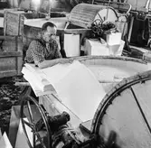Ragnar Fransson i arbete vid holländeri på pappersbruket Papyrus i Mölndal, 6/5 1955.