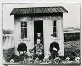 Skultuna sn, Västerås, Kvarnbacka. 
Barn vid lekstuga 1889.