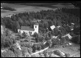 Flygfoto över Västra Skedvi kyrka, Köping