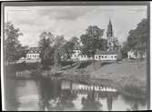 Vy över Skinnskatteberg med kyrkan.