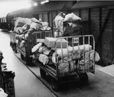 Det iordninggjorda paketet på väg att lastas i godsfinka vid
Stockholm Ban.