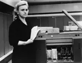 Fru Margit Lundberg sköter bl a en datamaskin som används för att få fram räntebesked till motbokskonton och som stansar 500 hålkort på två minuter.