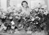 Personalkonsulent fru Elisabeth Fäldt, Postsparbanken, avskedhyllas på sin sista tjänstgöringsdag före pension, den 31 juli 1956.