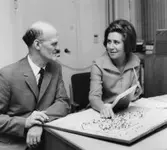 Bilden, som är arrangerad, beräknas illustrera
rekryterings-broschyren Administrativ kurs 1968.