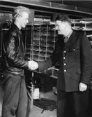 Brevbäraren-instruktören hälsar pj-eleven välkommen till
postkontoret. (Bilden arrangerad för publicering i
rekryteringsbroschyr).