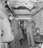 Dags för kaffepaus, termosarna plockas fram.