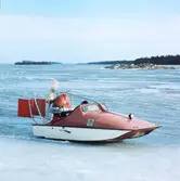 Den 2 februari 1961 startade Petrus Nordstedt, Blidö, postföring i
skärgården på linjen Söderöra - Blidö - Norröra - Söderöra med
hydrokopter avsedd för körning på is, snö och vatten. Svensk
uppfinning. Max last 300 kg. Här anländer postföraren till Bromskär,
på Blidö, för att hämta post.