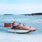 Den 2 februari 1961 startade Petrus Nordstedt, Blidö, postföring i
skärgården på linjen Söderöra - Blidö - Norröra - Söderöra med
hydrokopter avsedd för körning på is, snö och vatten. Svensk
uppfinning. Max last 300 kg. Här anländer postföraren till Bromskär,
på Blidö, för att hämta post.