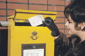 En dam - i en arrangerad situation - postar en portofri försändelse
till För-lagshuset Norden AB i Malmö.