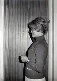 Margreth Eklund i profil, Kålleredskolan/Brattåsskolan okänt årtal. Hon arbetade som folkskollärare i Kållered från 1962-.