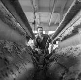 Man i arbete vid sliperiet på pappersbruket Papyrus i Mölndal, 6/5 1955. Urvattnare.