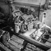 Man i arbete vid sliperiet på pappersbruket Papyrus i Mölndal, 5/5 1955.