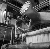 Man i arbete vid sliperiet på pappersbruket Papyrus i Mölndal, 6/5 1955.
