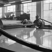 Man i arbete vid PM 4, virapartiet, på pappersbruket Papyrus i Mölndal, 6/5 1955.