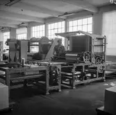 Kvinna i arbete vid linjeringsmaskin på pappersbruket Papyrus i Mölndal, 6/5 1955.