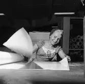 Daily Rönnblad i arbete i sortersalen på pappersbruket Papyrus i Mölndal, 6/5, 1955. Fotot hängdes bredvid rulltrappan vid norra portens entré till området. Daily kom därför att kallas 