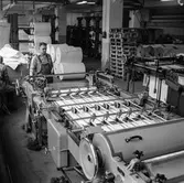 Man i arbete vid klipp nr 8 på pappersbruket Papyrus i Mölndal, 6/5 1955.