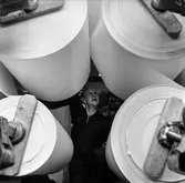 Man i arbete på pappersbruket Papyrus i Mölndal, 6/5 1955.