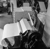 Man i arbete vid rullmaskin nr 24 på pappersbruket Papyrus i Mölndal, 6/5 1955.