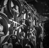 Man i arbete vid PM9, torkparti, på pappersbruket Papyrus i Mölndal, 6/5 1955.