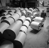 Man i arbete i rullager på pappersbruket Papyrus i Mölndal, 6/5 1955.