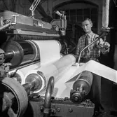 Man i arbete vid maskin på pappersbruket Papyrus i Mölndal, 6/5 1955.