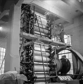 Åke Lundgren, som arbetade som glättare, i arbete vid maskin på pappersbruket Papyrus i Mölndal, 6/5 1955.