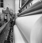 Man i arbete vid maskin på pappersbruket Papyrus i Mölndal, 6/5 1955.