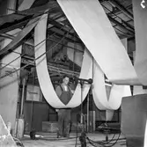 Man i arbete vid maskin på pappersbruket Papyrus i Mölndal, 5/6 1955.