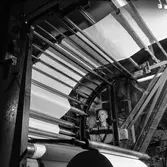 Man i arbete vid maskin på pappersbruket Papyrus i Mölndal, 6/5 1955.