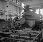 Man i arbete vid sliperiet på pappersbruket Papyrus i Mölndal, 8/5 1955.