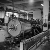 Män i arbete på pappersbruket Papyrus i Mölndal, 8/5 1955.