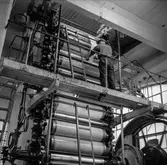 Man i arbete vid maskin på pappersbruket Papyrus i Mölndal, 8/5 1955.